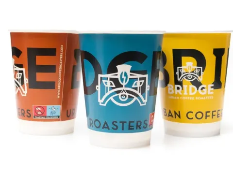 Χώρος καθισμάτων στο κατάστημα Bridge Περιστερίου